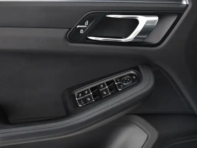 Porsche Macan view 11