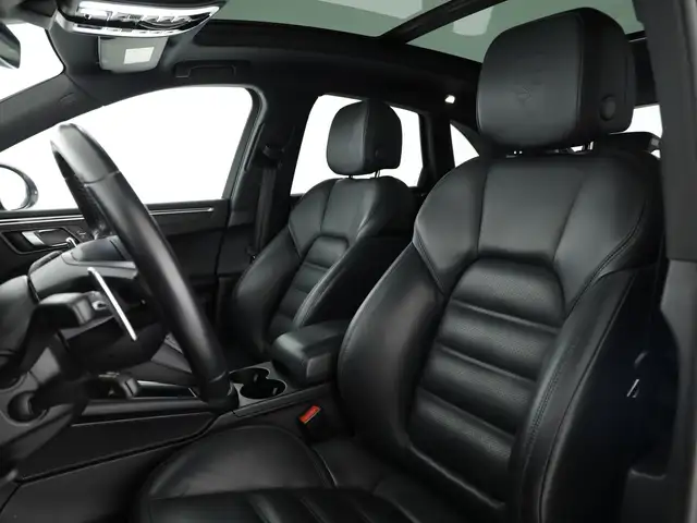 Porsche Macan view 8