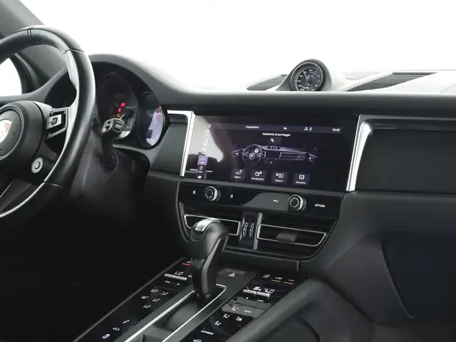 Porsche Macan view 7