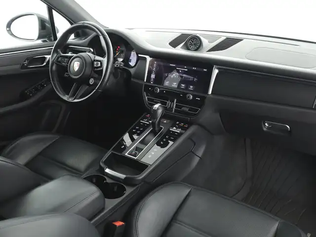 Porsche Macan view 6