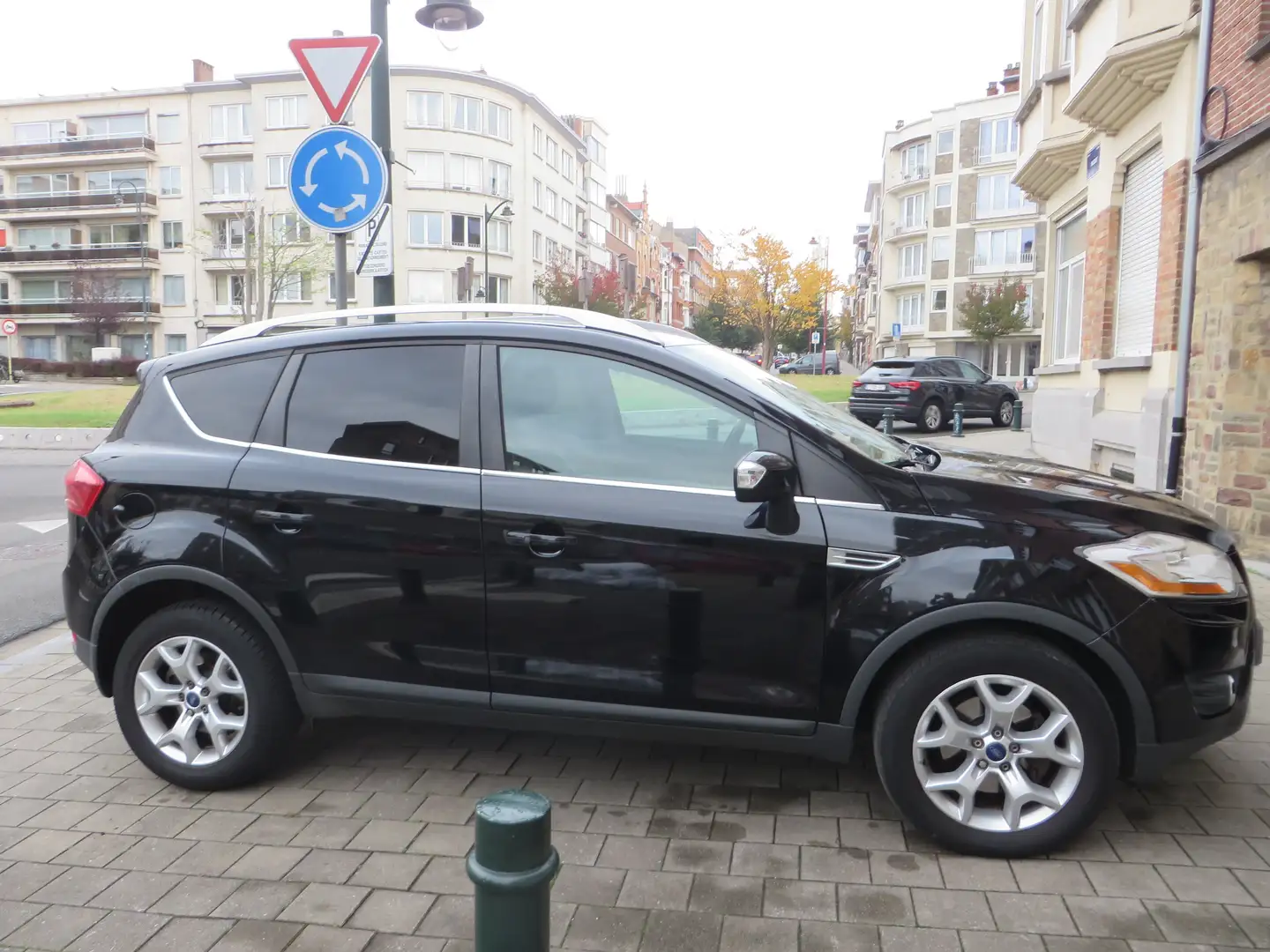 Ford Kuga Kuga 2.0 TDCi 2x4 Titanium Zwart - 2