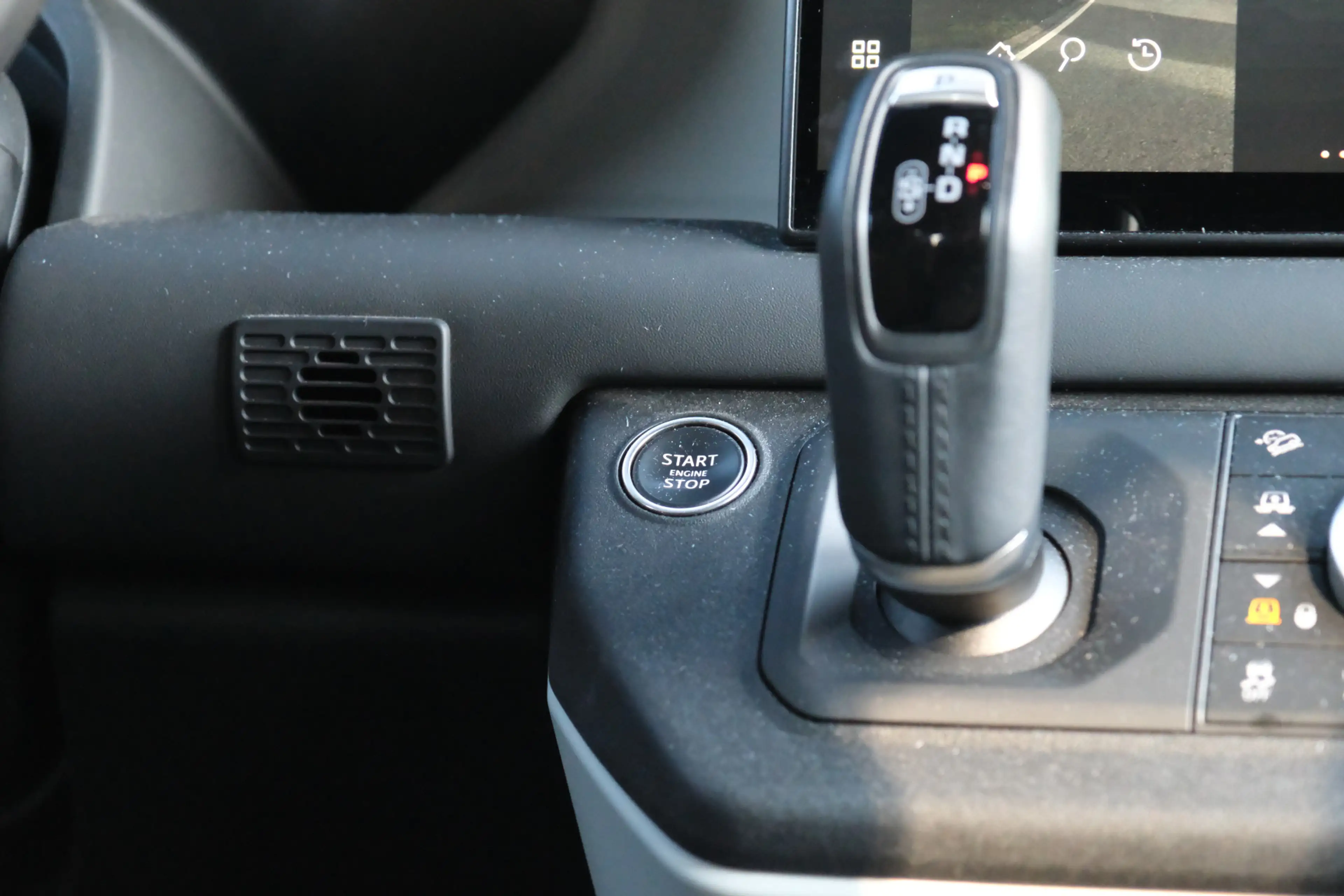 Land Rover Defender Hard Top 3.0 D300 110 Commercial X-Dynamic HSE | B — photo 36