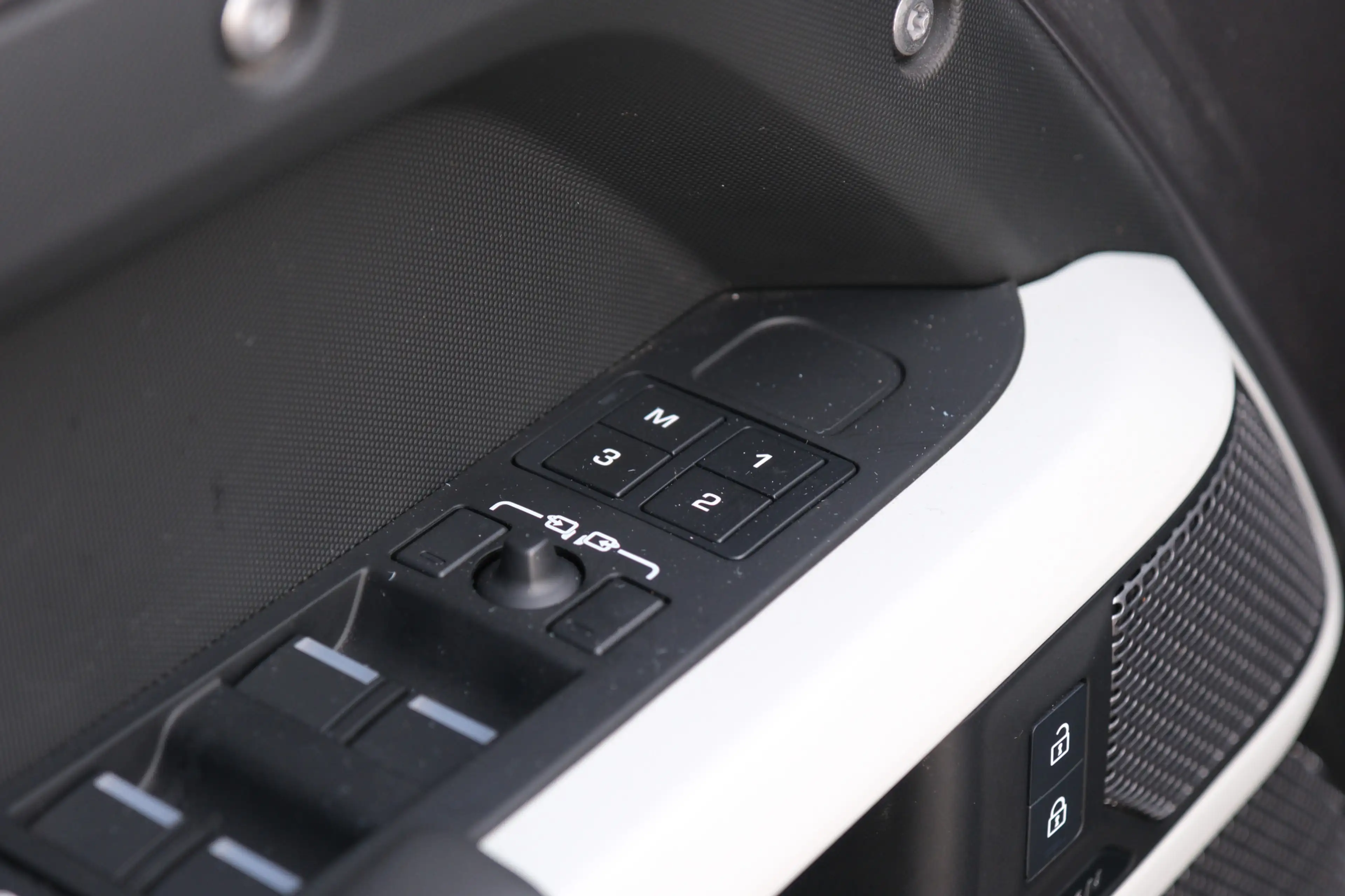 Land Rover Defender Hard Top 3.0 D300 110 Commercial X-Dynamic HSE | B — photo 30