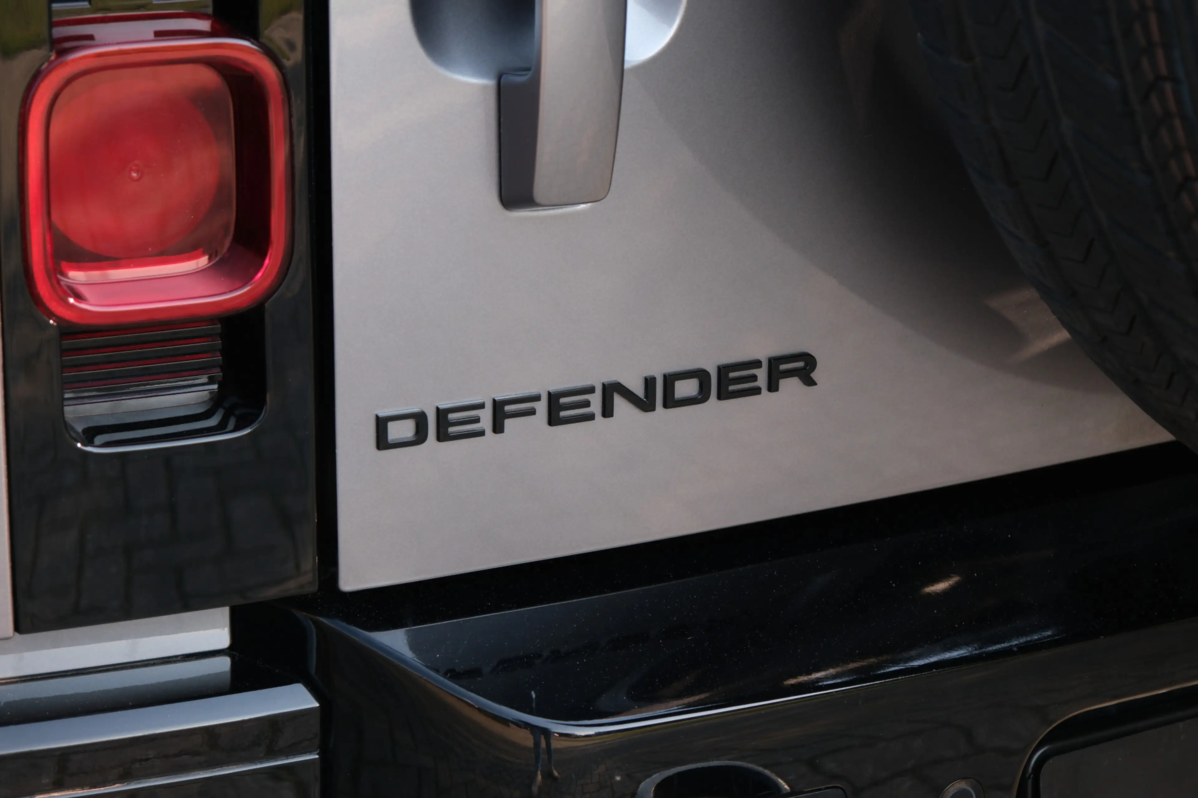 Land Rover Defender Hard Top 3.0 D300 110 Commercial X-Dynamic HSE | B — photo 15