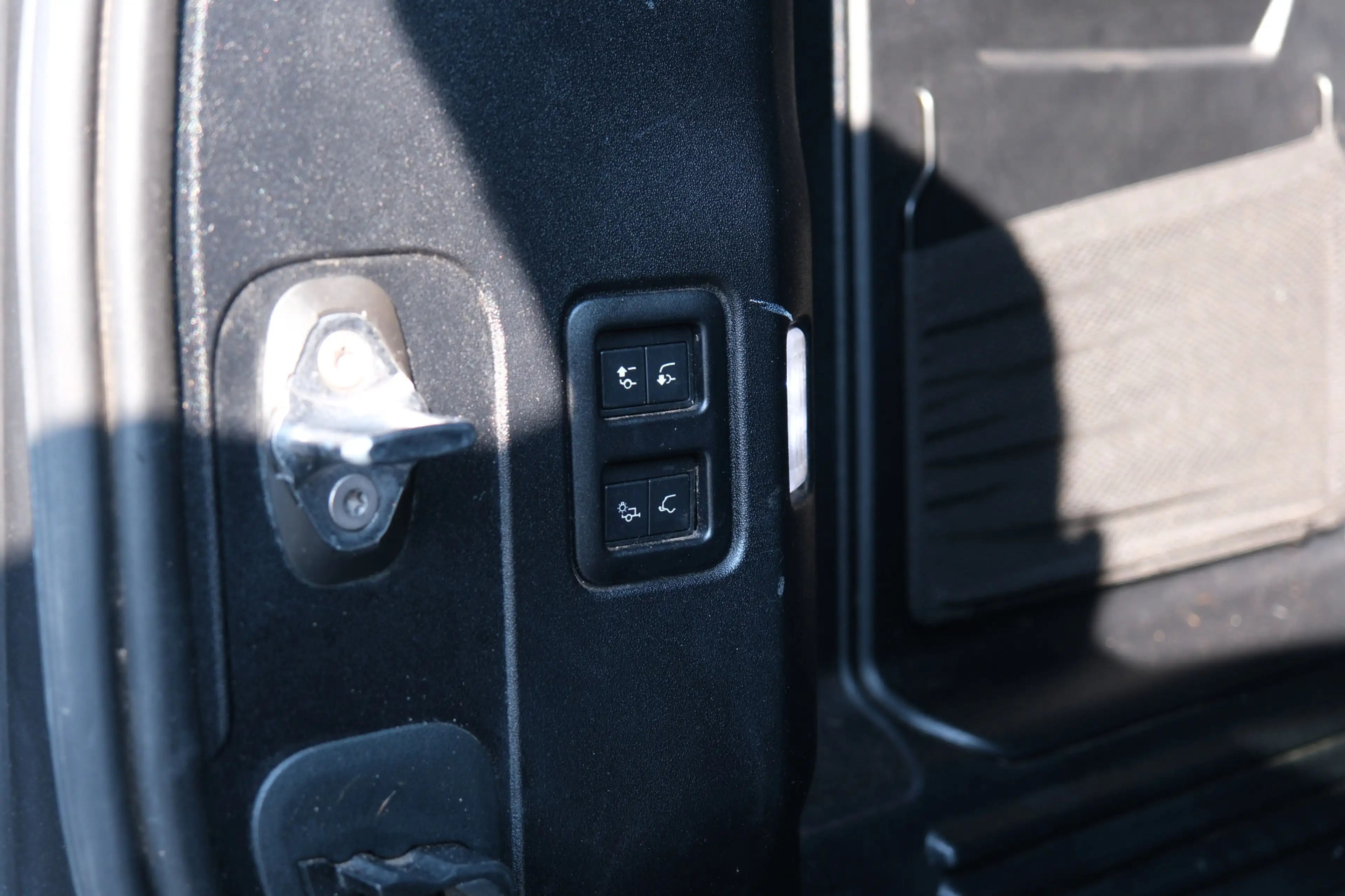 Land Rover Defender Hard Top 3.0 D300 110 Commercial X-Dynamic HSE | B — photo 19