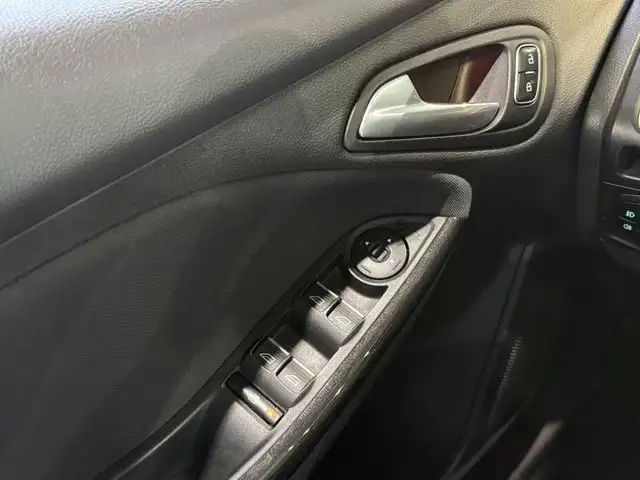 Ford Focus view 13