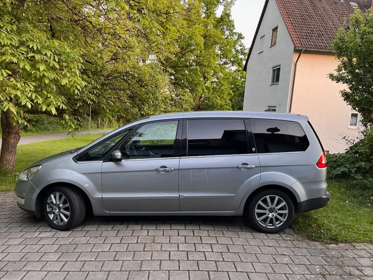 Ford Galaxy Galaxy 2.0 TDCi DPF Ghia Silber - 1