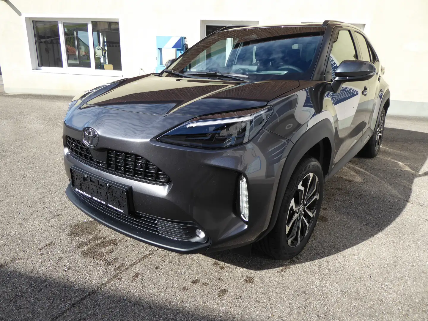 Toyota Yaris Cross 1,5 VVT-i Hybrid Active Drive Aut. Grey - 1