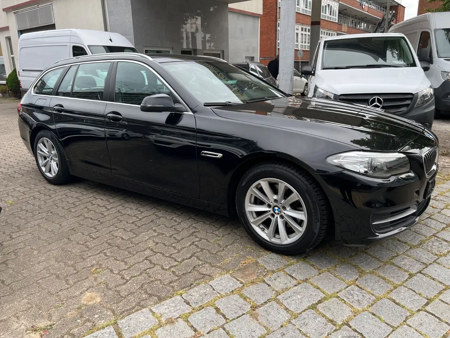 BMW 520 Touring 520 d LEDER/NAVI/XENON/1.HAND Schwarz - 2