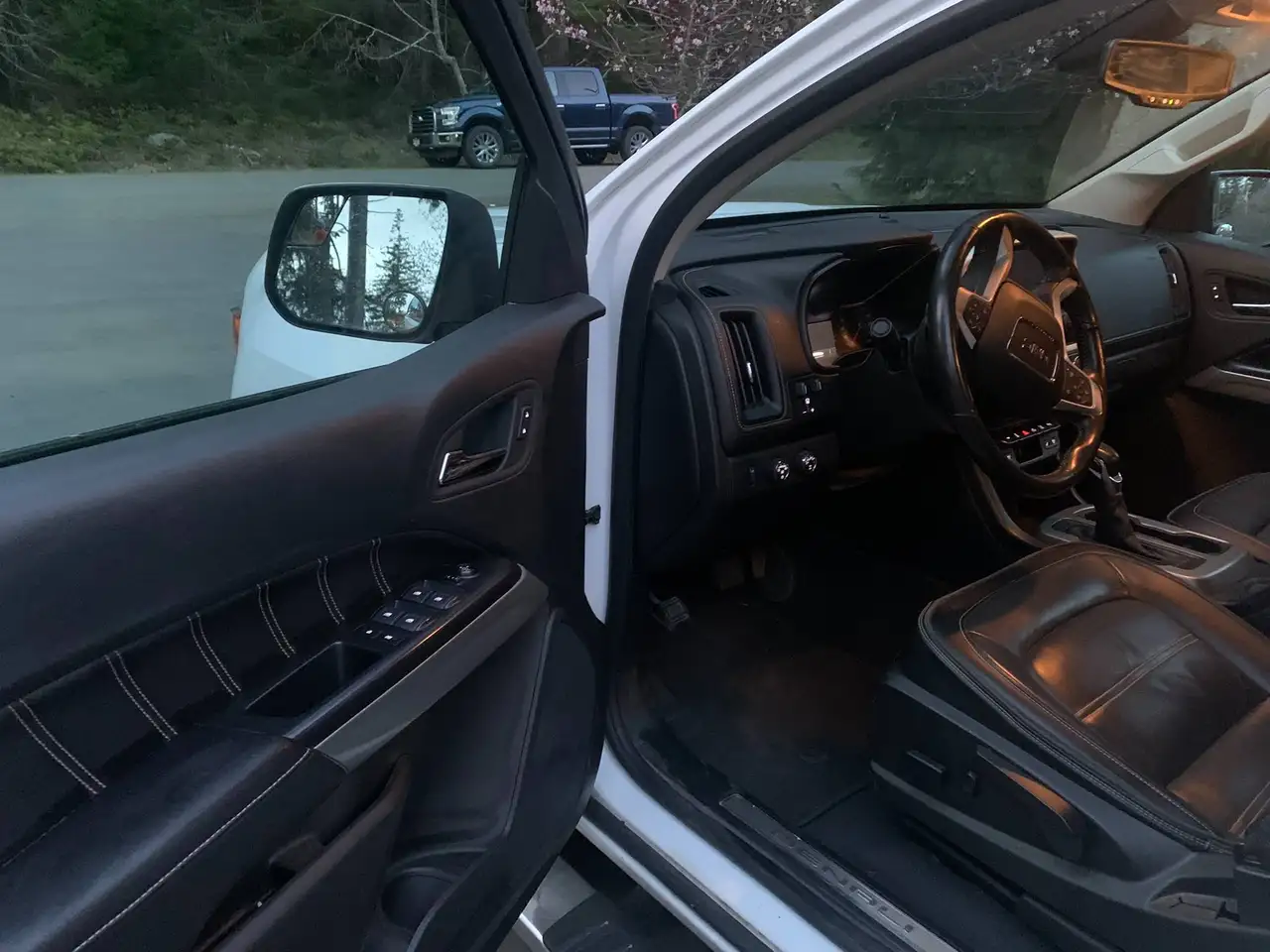 GMC Canyon photo GMC Canyon