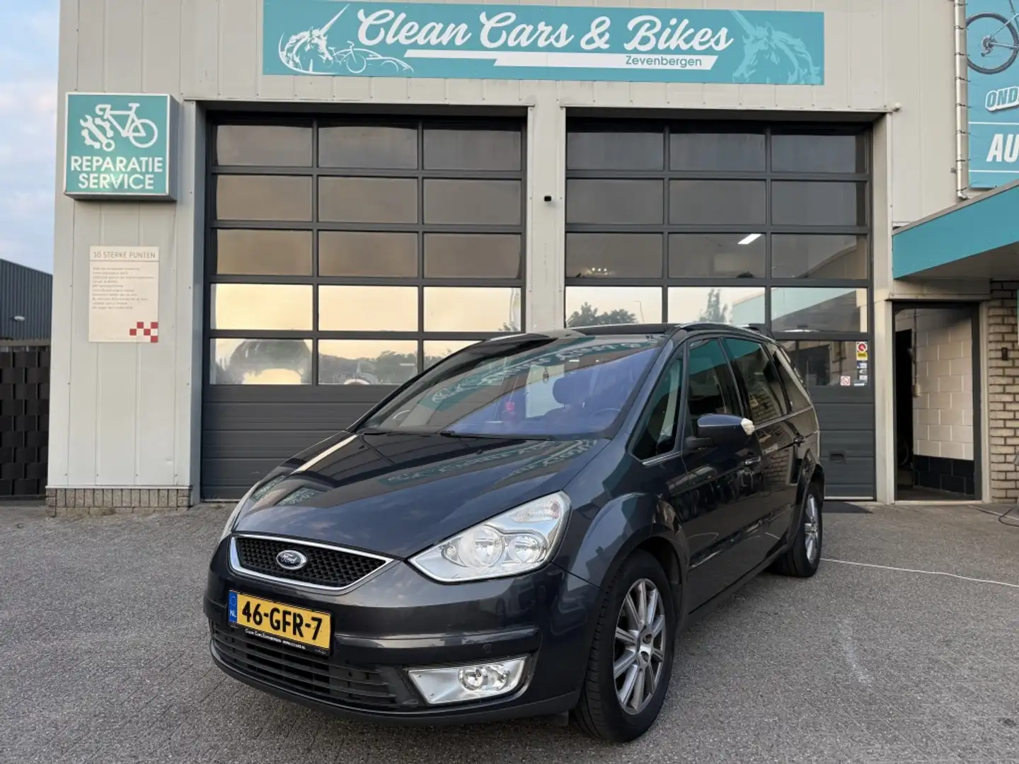 Ford Galaxy 2.0-16V Ghia Grijs - 1