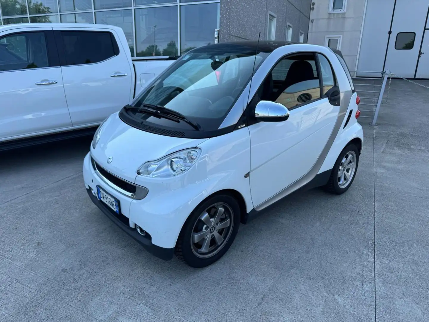 smart forTwo 1000 mhd 71Cv  Autom. LIMITED Bílá - 1