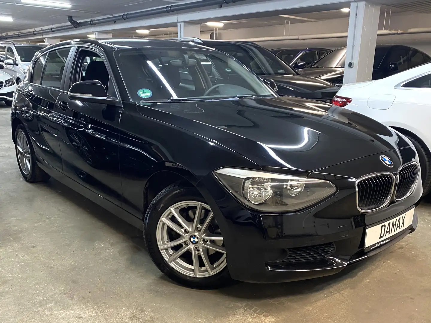 BMW 116 i*PDC*AUTOMATIK*SITZHZ Zwart - 2