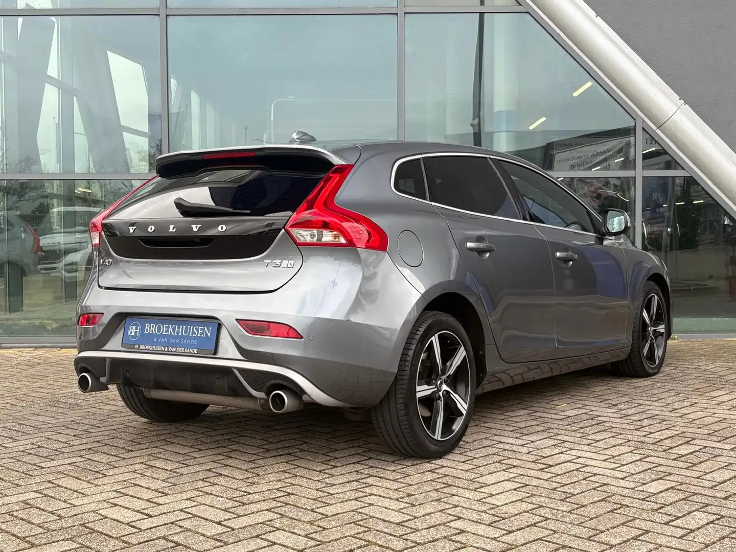 Volvo V40 1.5 T3 Polar+ Sport 152pk Panoramadak / Camera / S Gris - 2