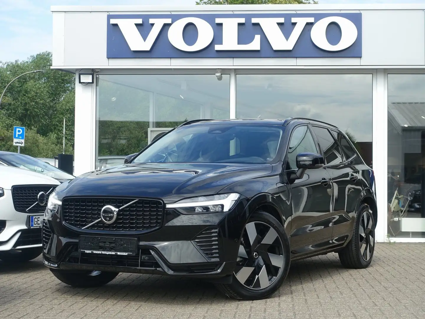 Volvo XC60 Ultra Dark T6 AWD Plug-in Hybrid B&W/FOUR-C Schwarz - 1