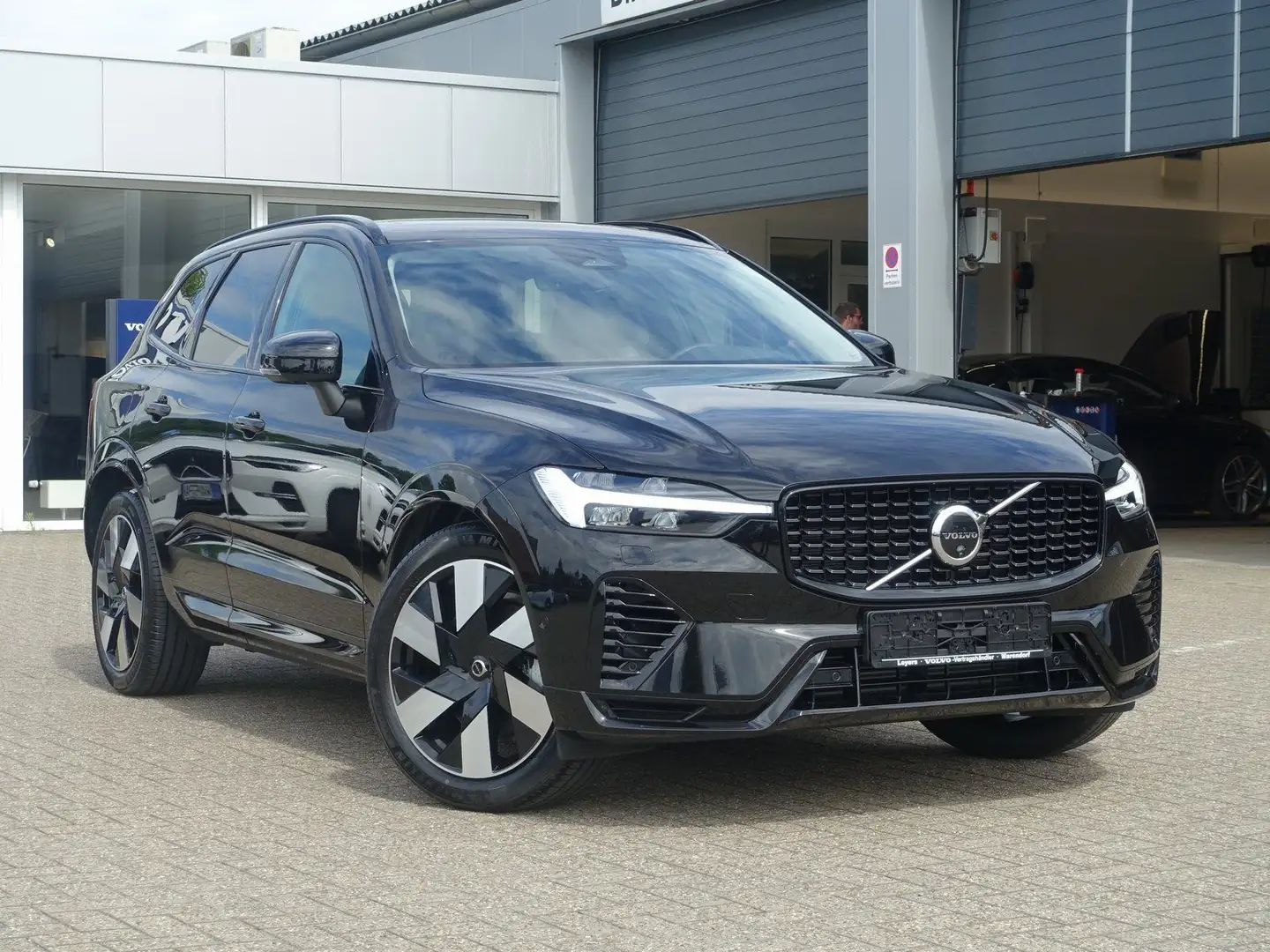 Volvo XC60 Ultra Dark T6 AWD Plug-in Hybrid B&W/FOUR-C Schwarz - 2