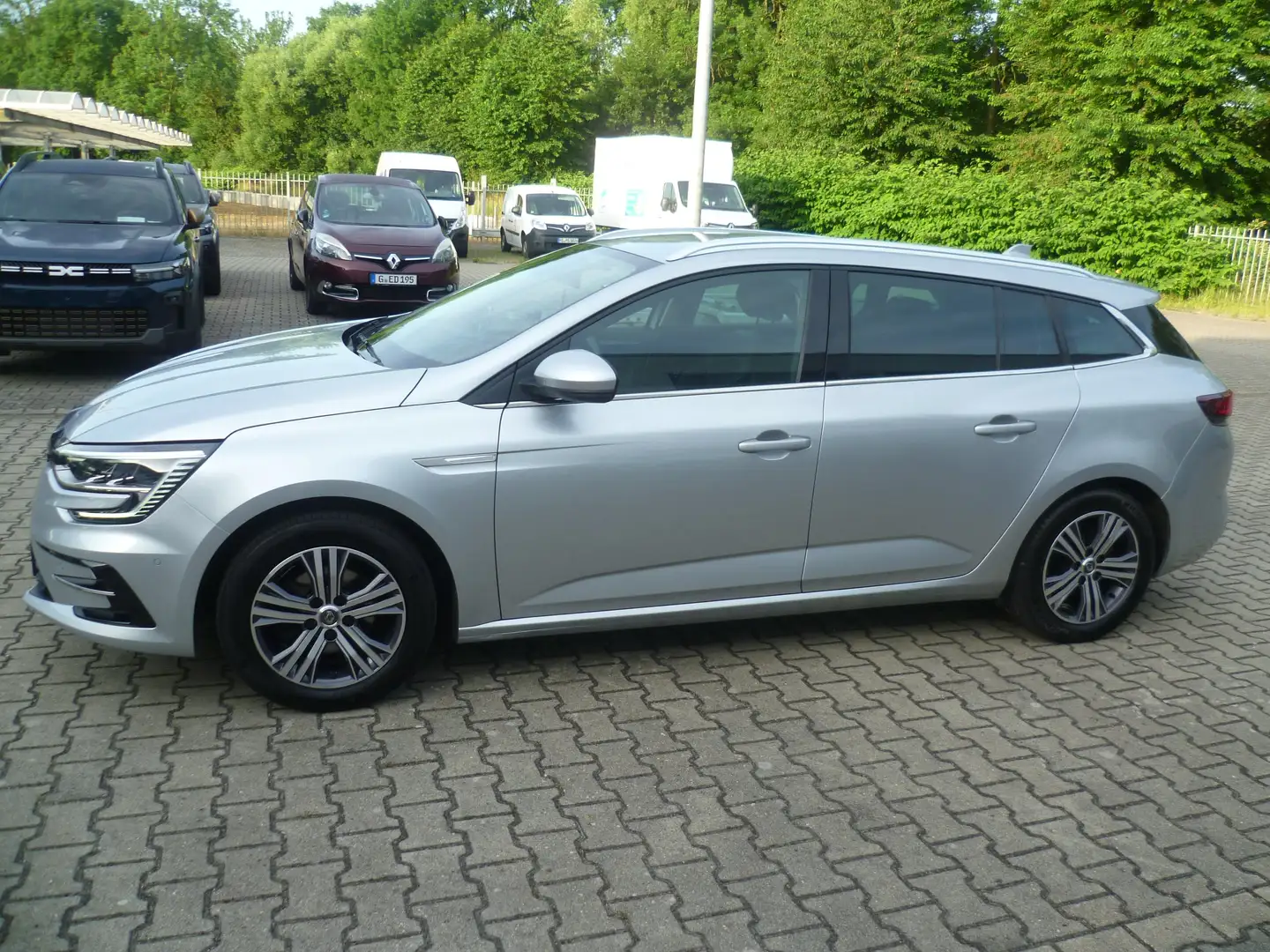 Renault Megane Grandtour TCe 140 GPF EDC INTENS Silber - 2