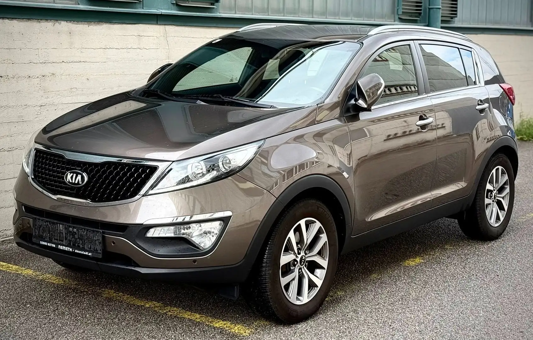 Kia Sportage Attract 2WD CRDI SUV 1,7 Diesel Voll Braun - 2