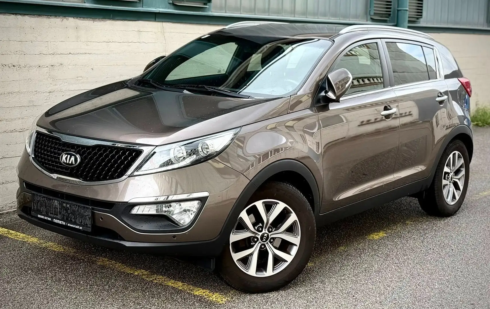 Kia Sportage Attract 2WD CRDI SUV 1,7 Diesel Voll Braun - 1