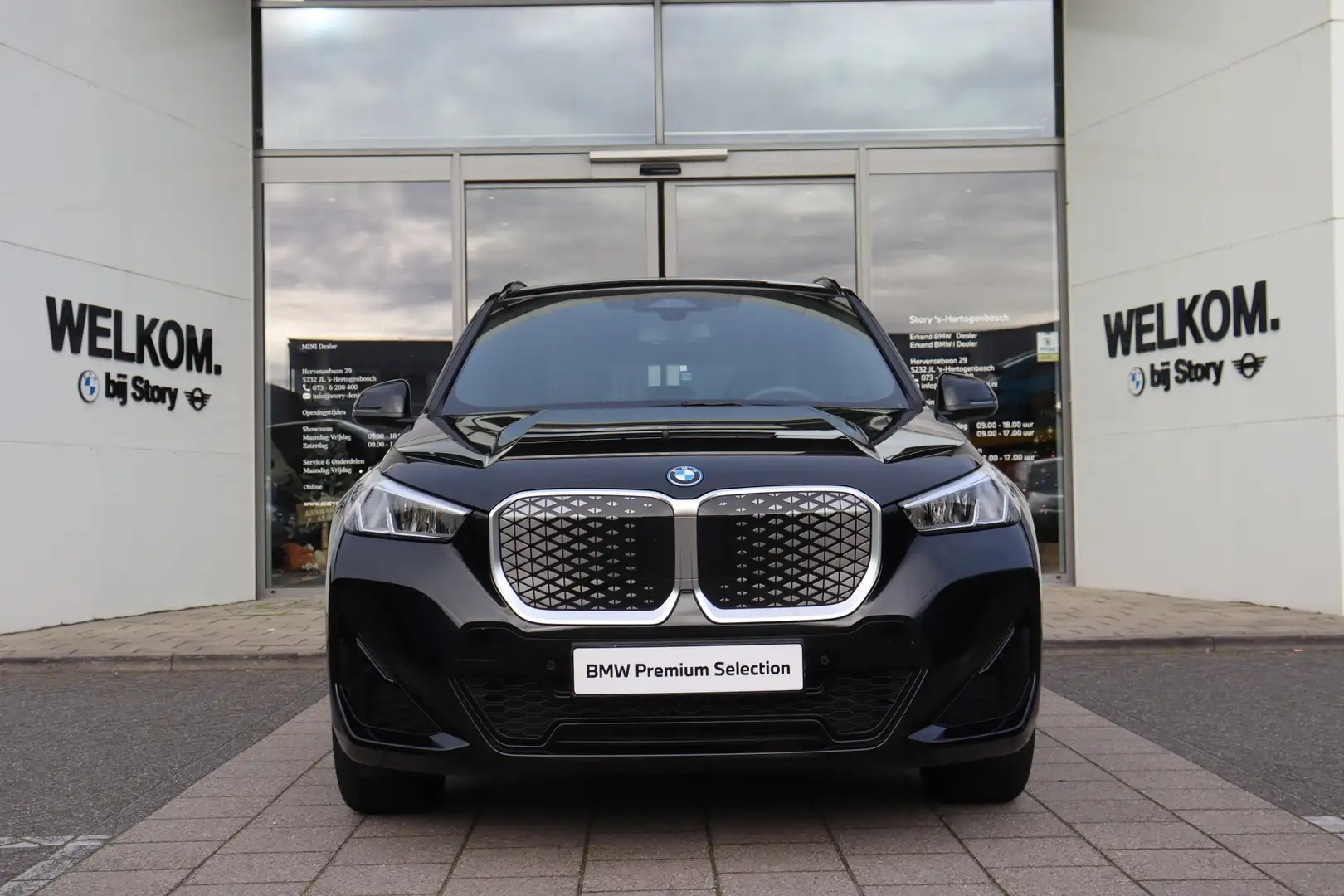 BMW iX1 eDrive20 M Sport / Sportstoelen / M Adaptief onder Noir - 2