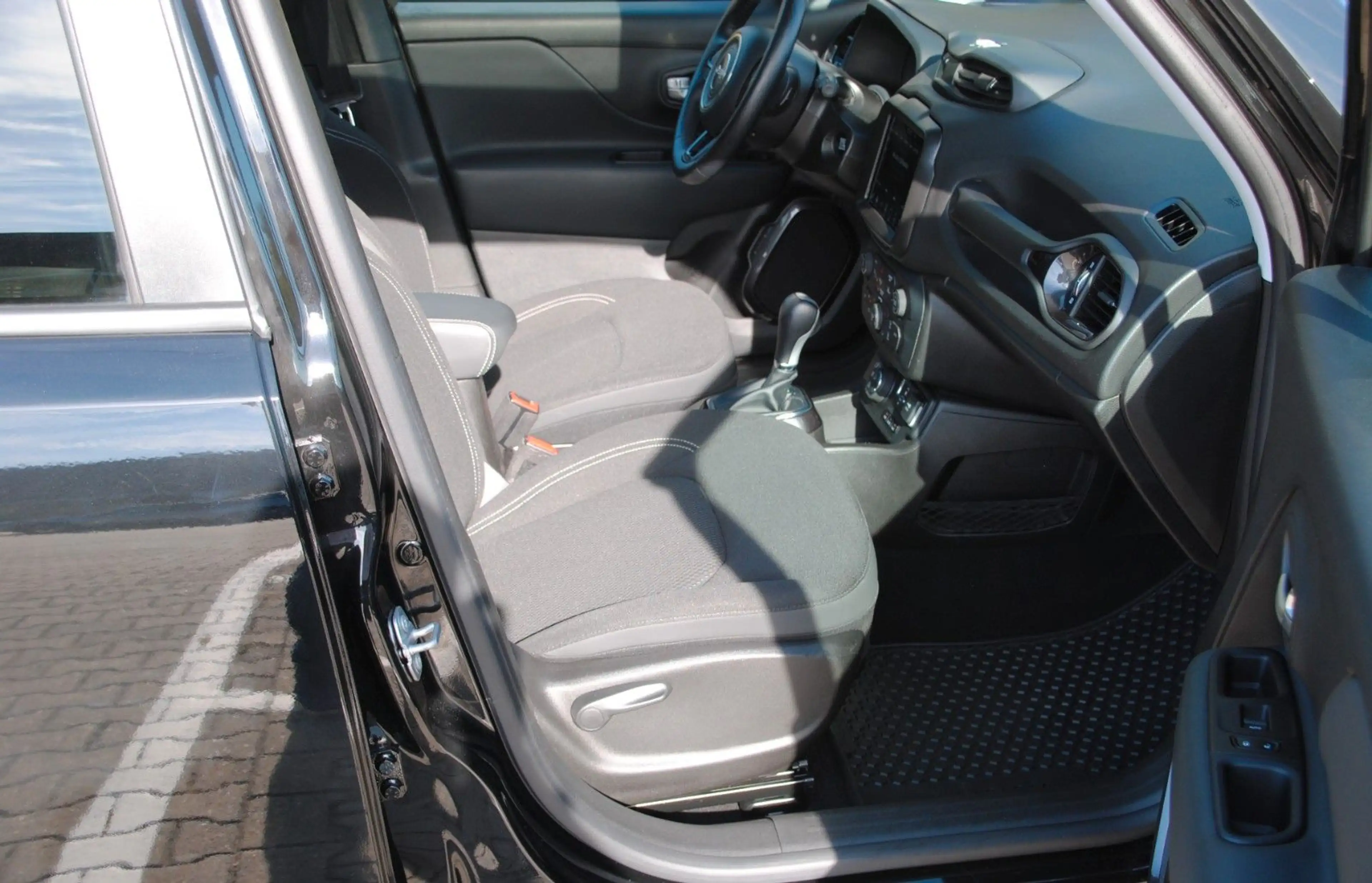 Jeep Renegade S Plug-In-Hybrid 4xe Schiebedach — photo 11