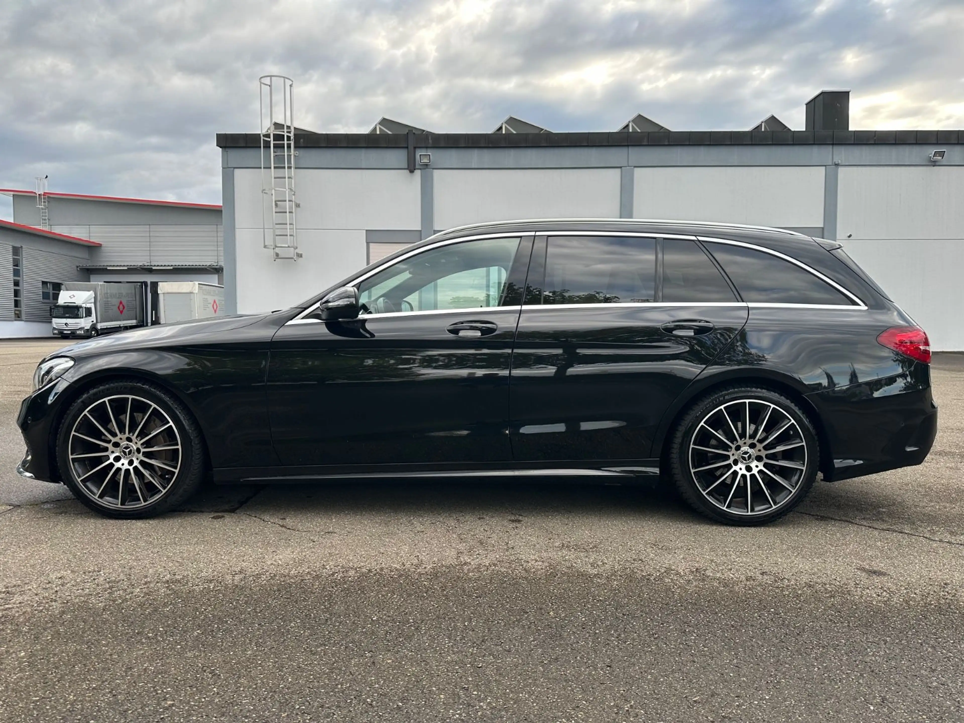 Mercedes-Benz C 250 AMG Line*LED*Navi*Kam*Leder*19"AMG Allwet. — photo 2