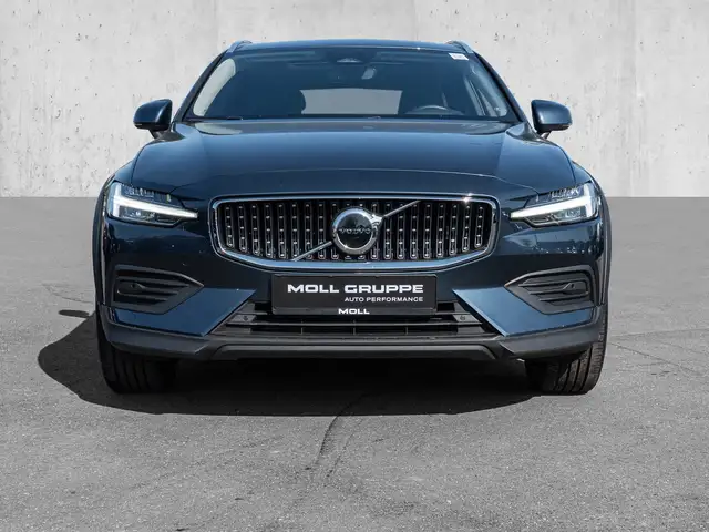 Volvo V60 Cross Country view 3