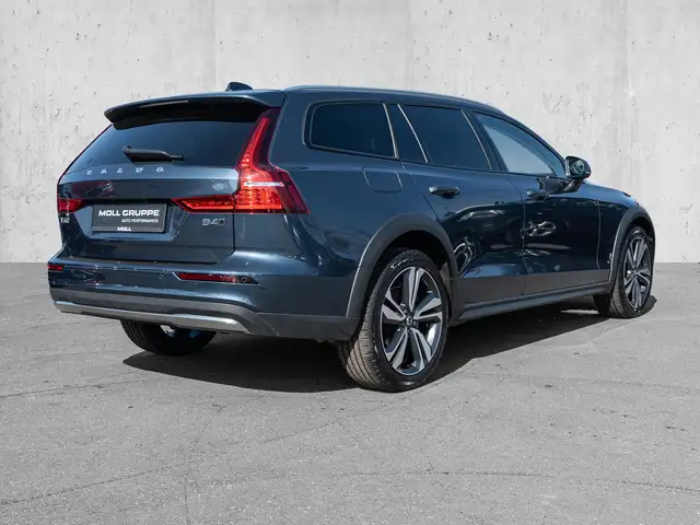 Volvo V60 Cross Country view 4