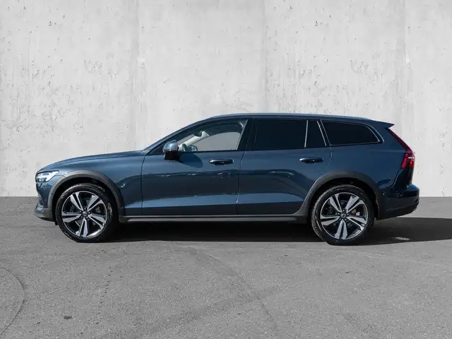 Volvo V60 Cross Country view 5