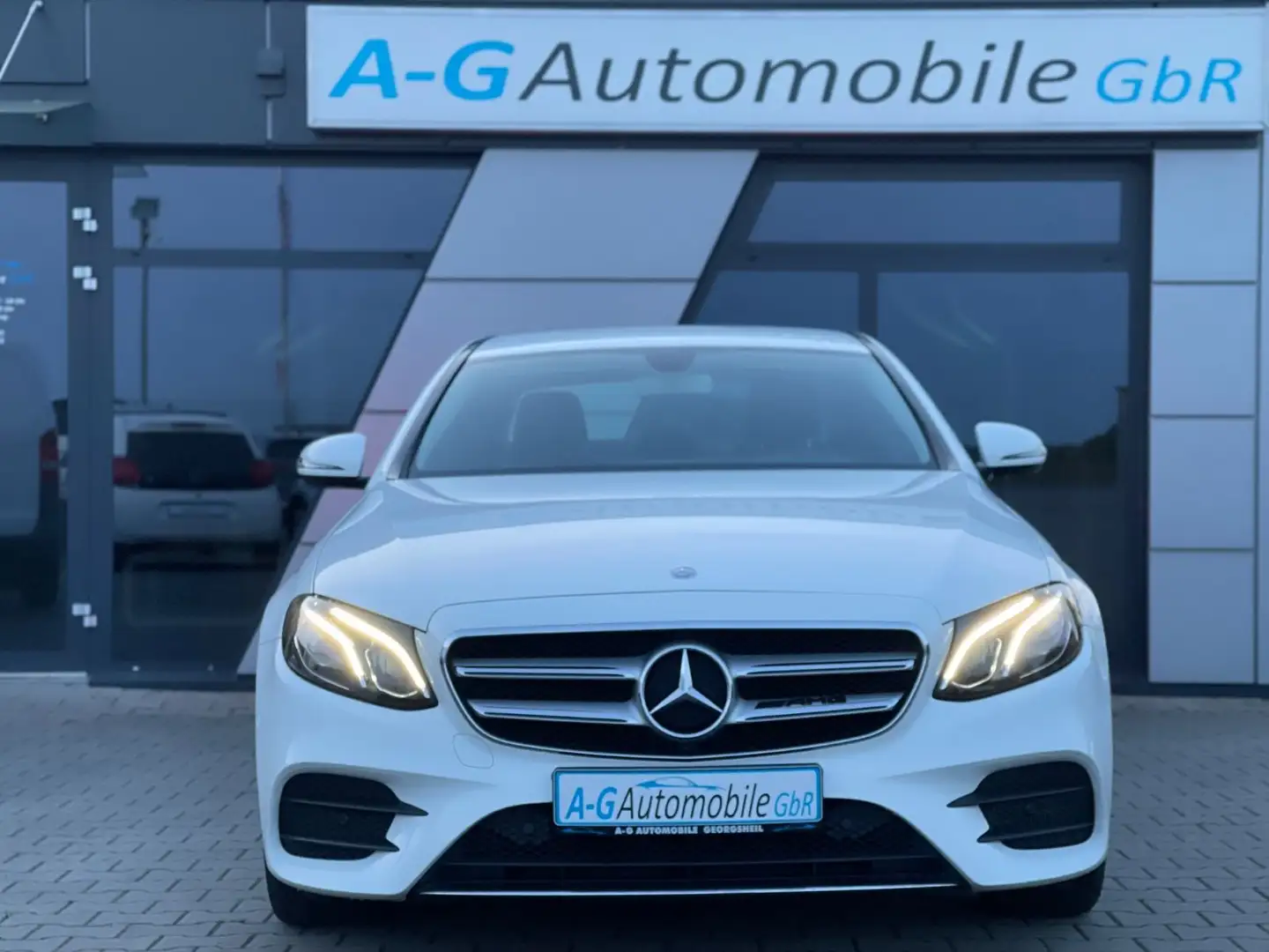 Mercedes-Benz E 200 Limousine/AMG-Line/Automatik/AHK/19"LM - 2
