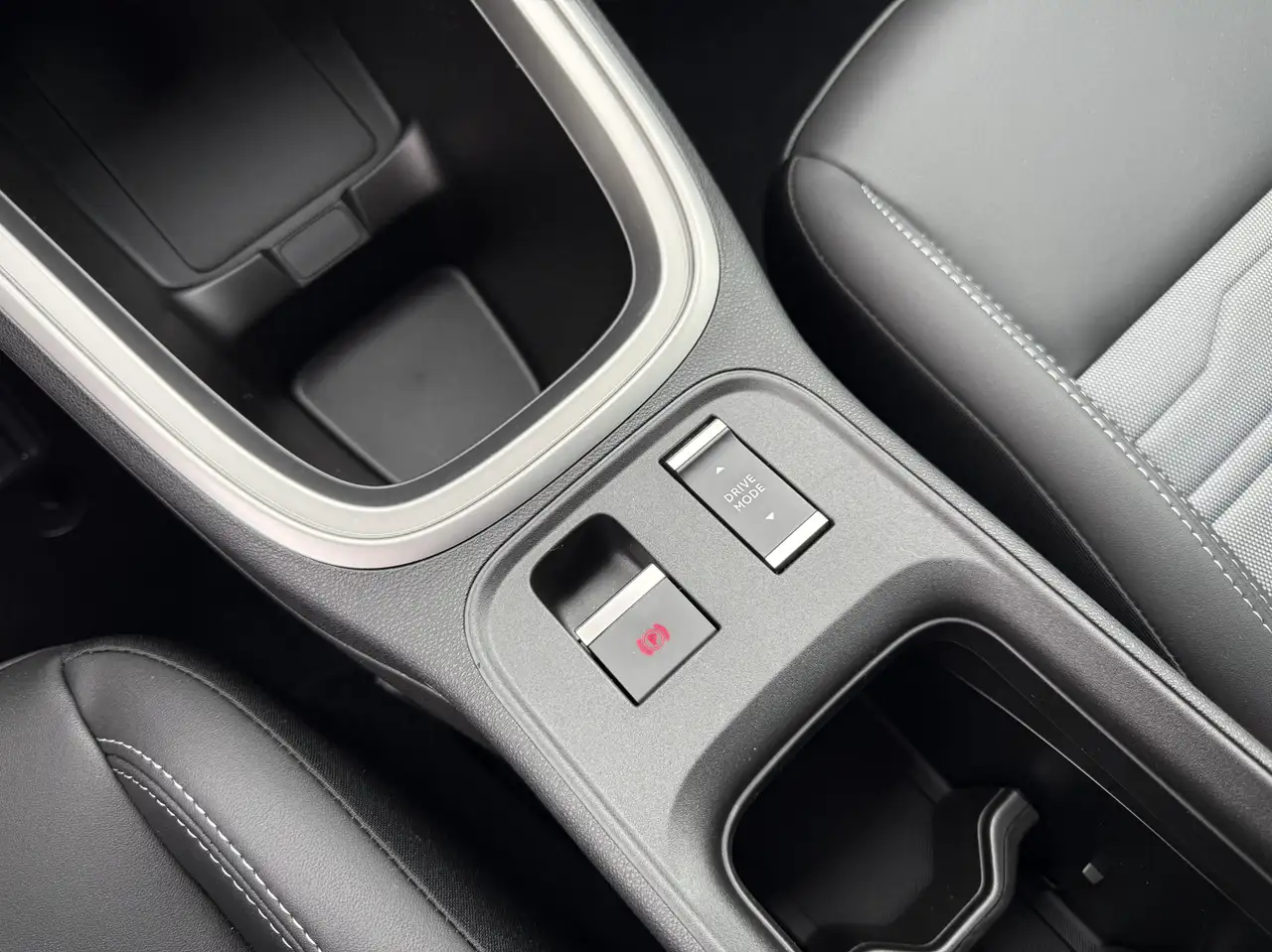 Jeep Avenger 1.2 turbo e-hybrid mhev Upland 4xe 145cv edct6 23