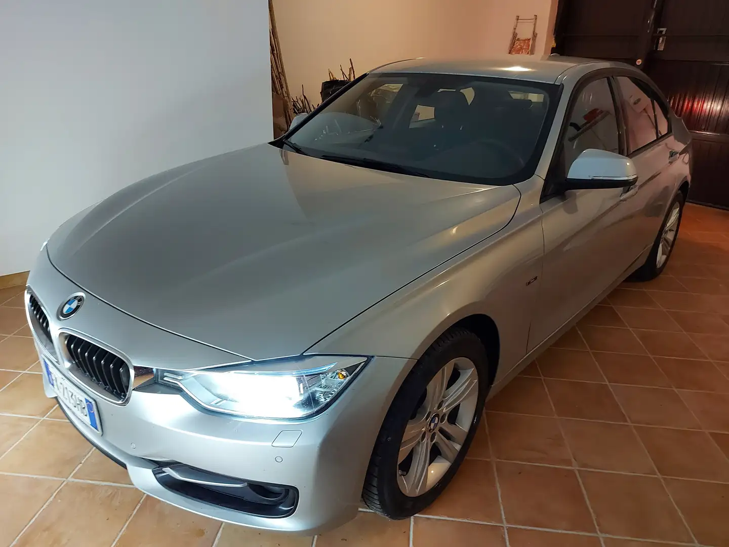 BMW 318 Serie 3 F30 2011 Berlina 318d xdrive Sport Grigio - 2