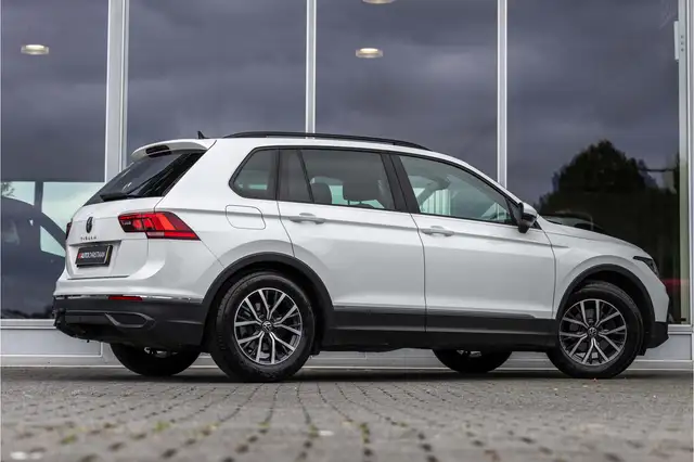 Volkswagen Tiguan view 2