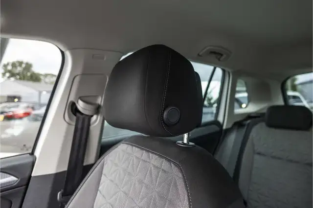 Volkswagen Tiguan view 12