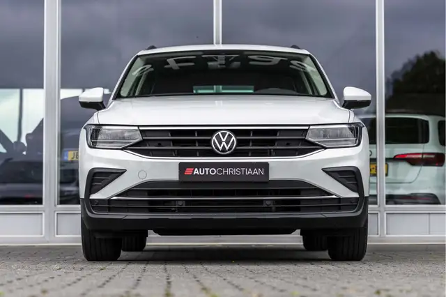 Volkswagen Tiguan view 3