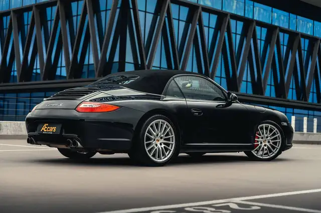 Porsche 911 view 4