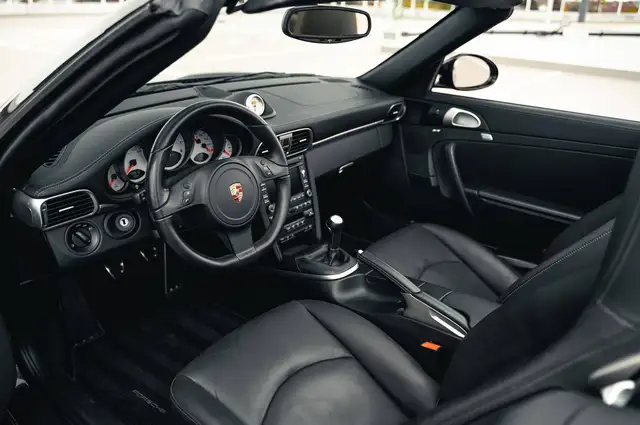 Porsche 911 view 9