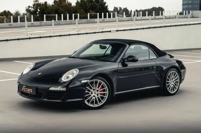 Porsche 911 view 3