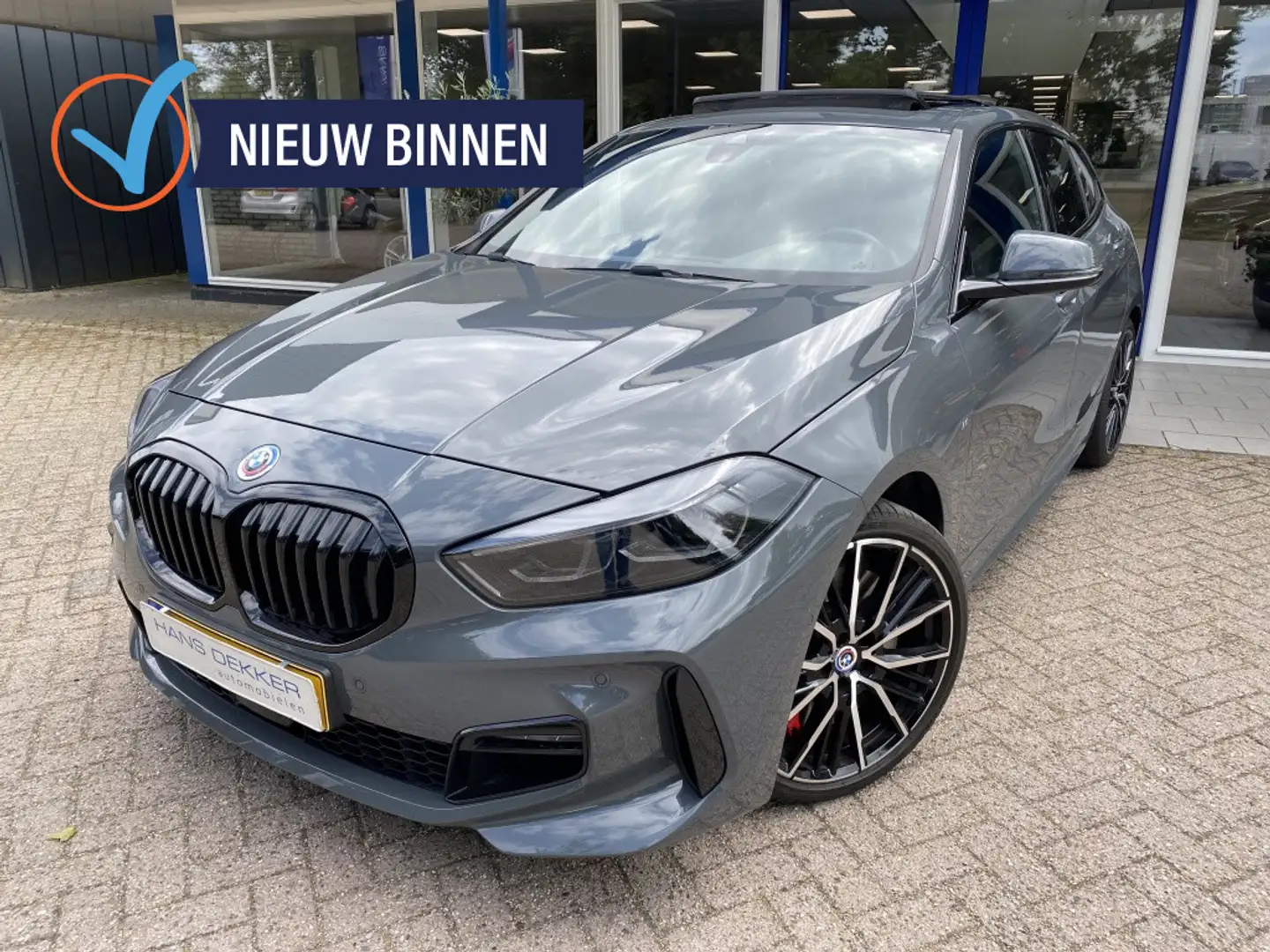 BMW 118 1-serie 118i Exe H/K, Pano, Stoelver, M-sport Grijs - 1
