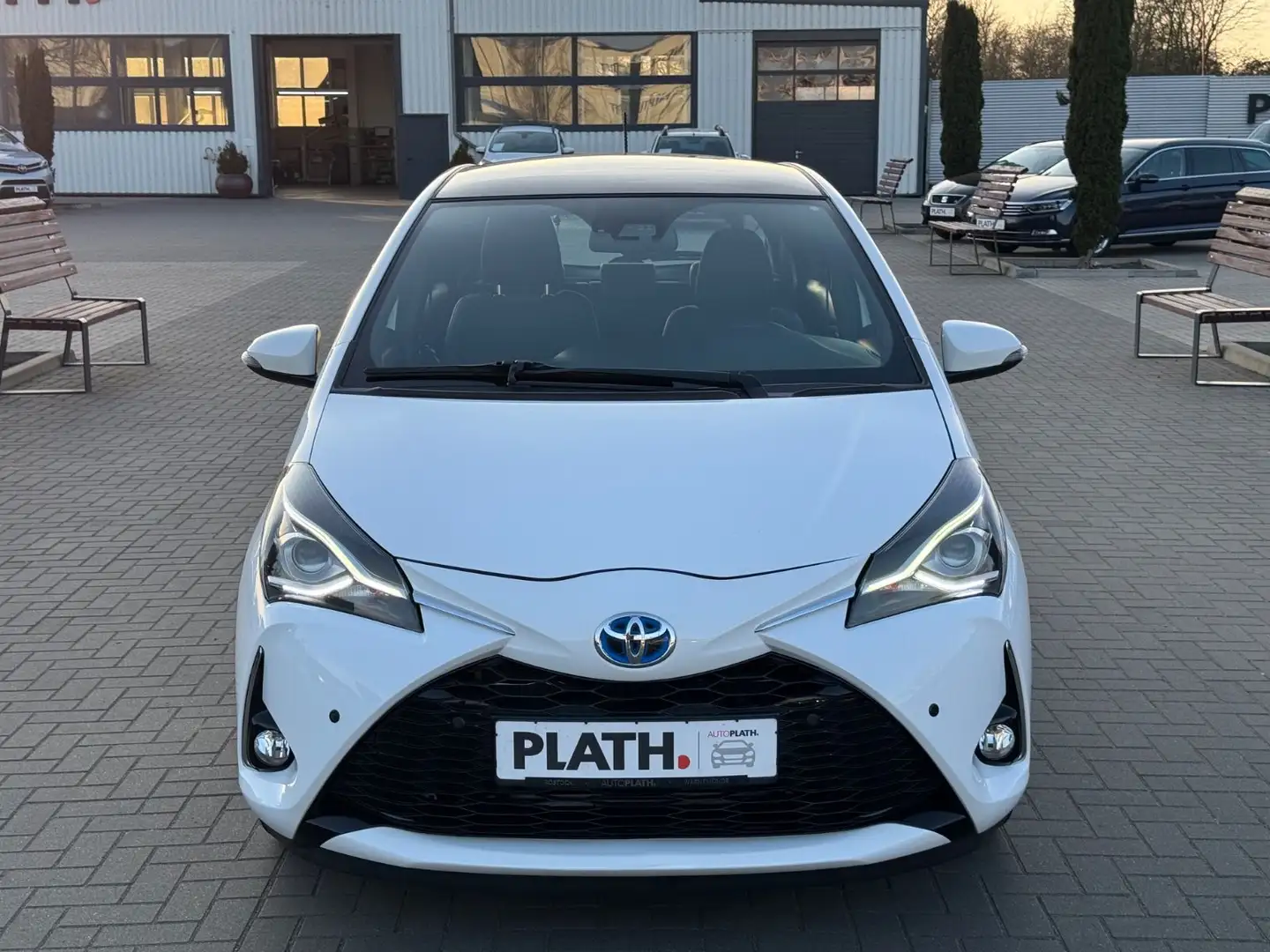 Toyota Yaris 1,5-l-VVT-i Hybrid CVT Style + Pano Weiß - 2