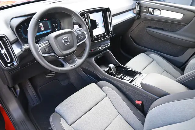 Volvo XC40 view 12