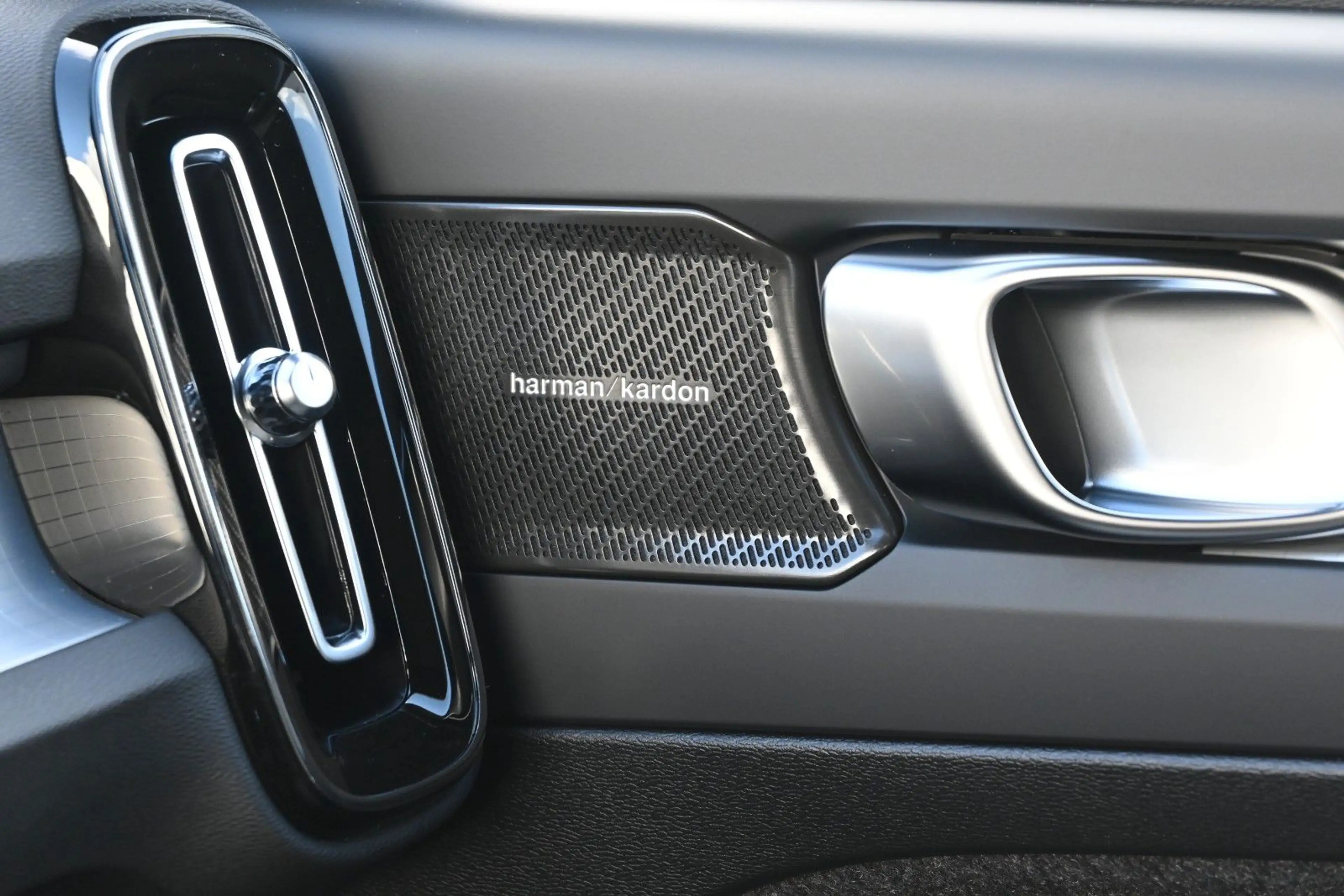 Volvo XC40 B3 DKG Plus Dark*Pixel*FSHZG*360°*ACC*AHK — photo 28