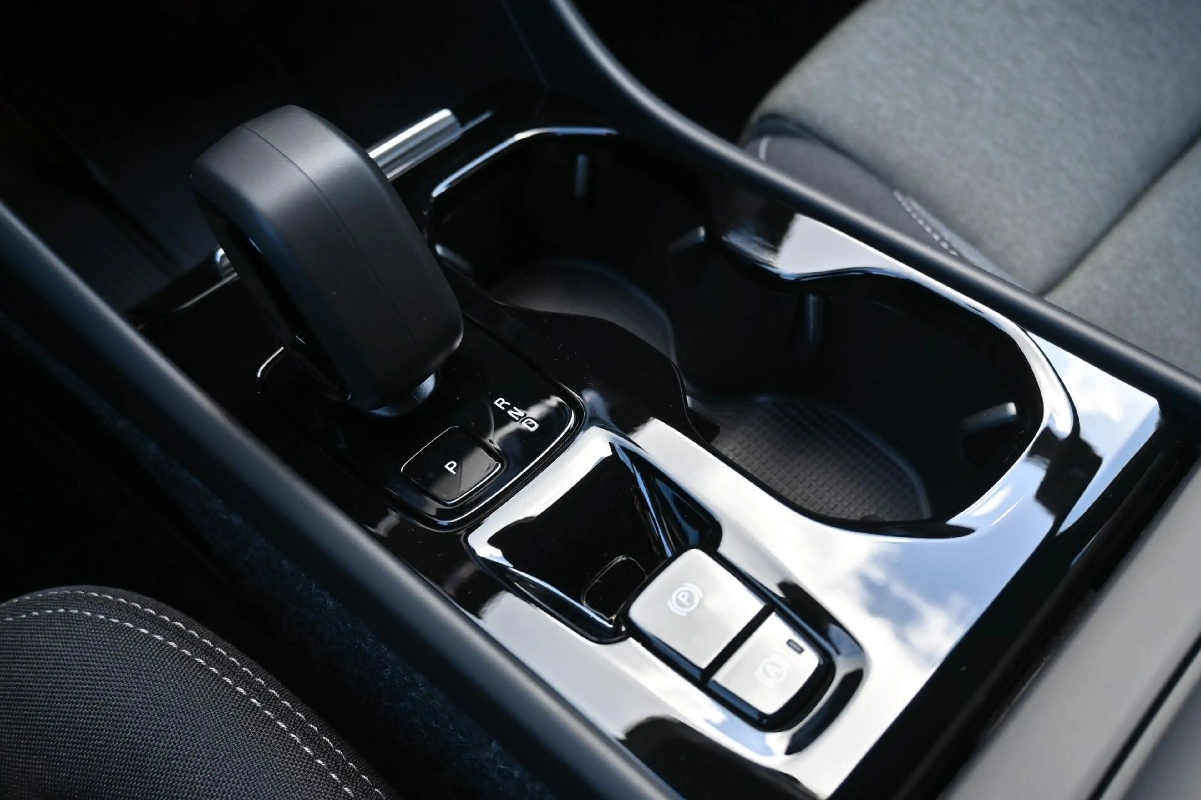 Volvo XC40 B3 DKG Plus Dark*Pixel*FSHZG*360°*ACC*AHK — photo 25