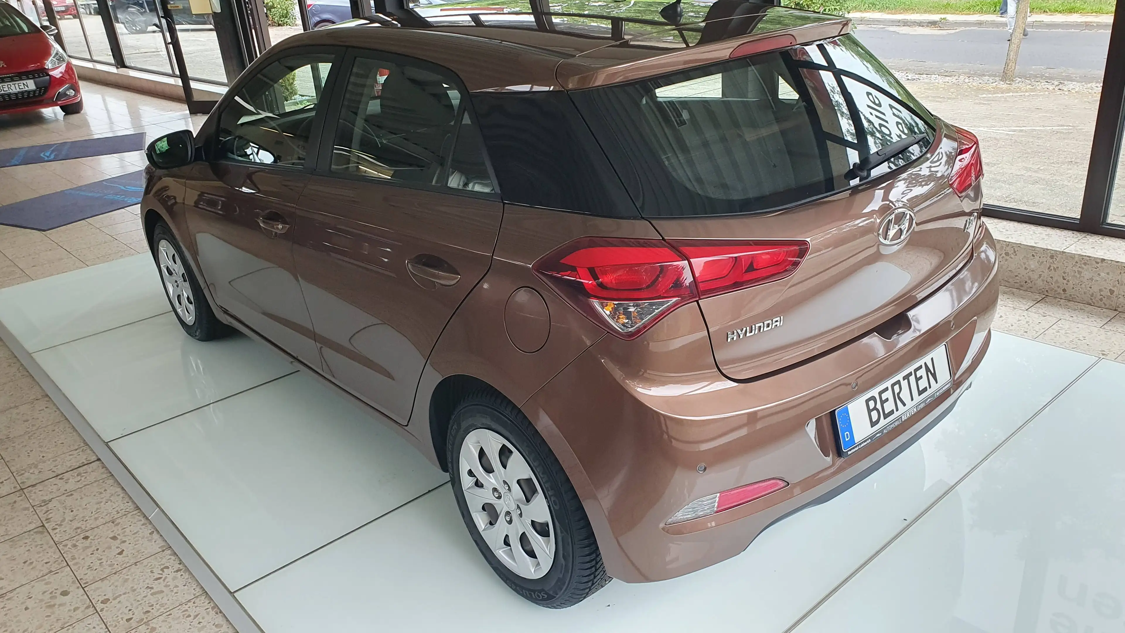 Hyundai i20 Trend, Automatikgetriebe, SHZ, PDC hinten, ect.... — photo 3