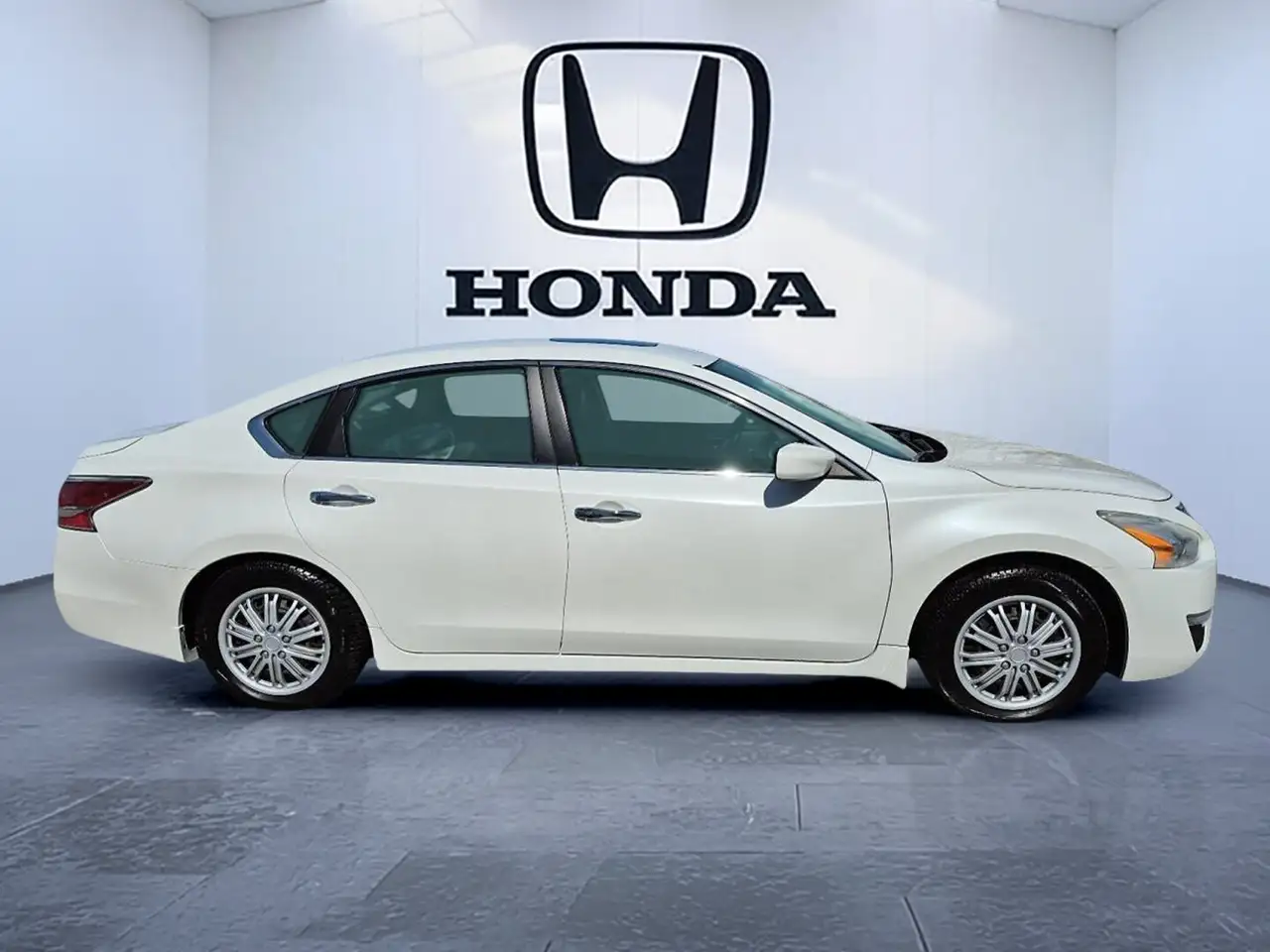 Nissan Altima снимка Nissan Altima