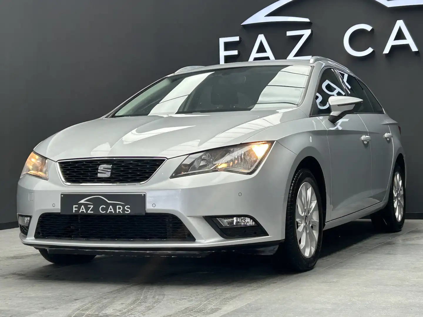 SEAT Leon * Réservé * Gris - 2
