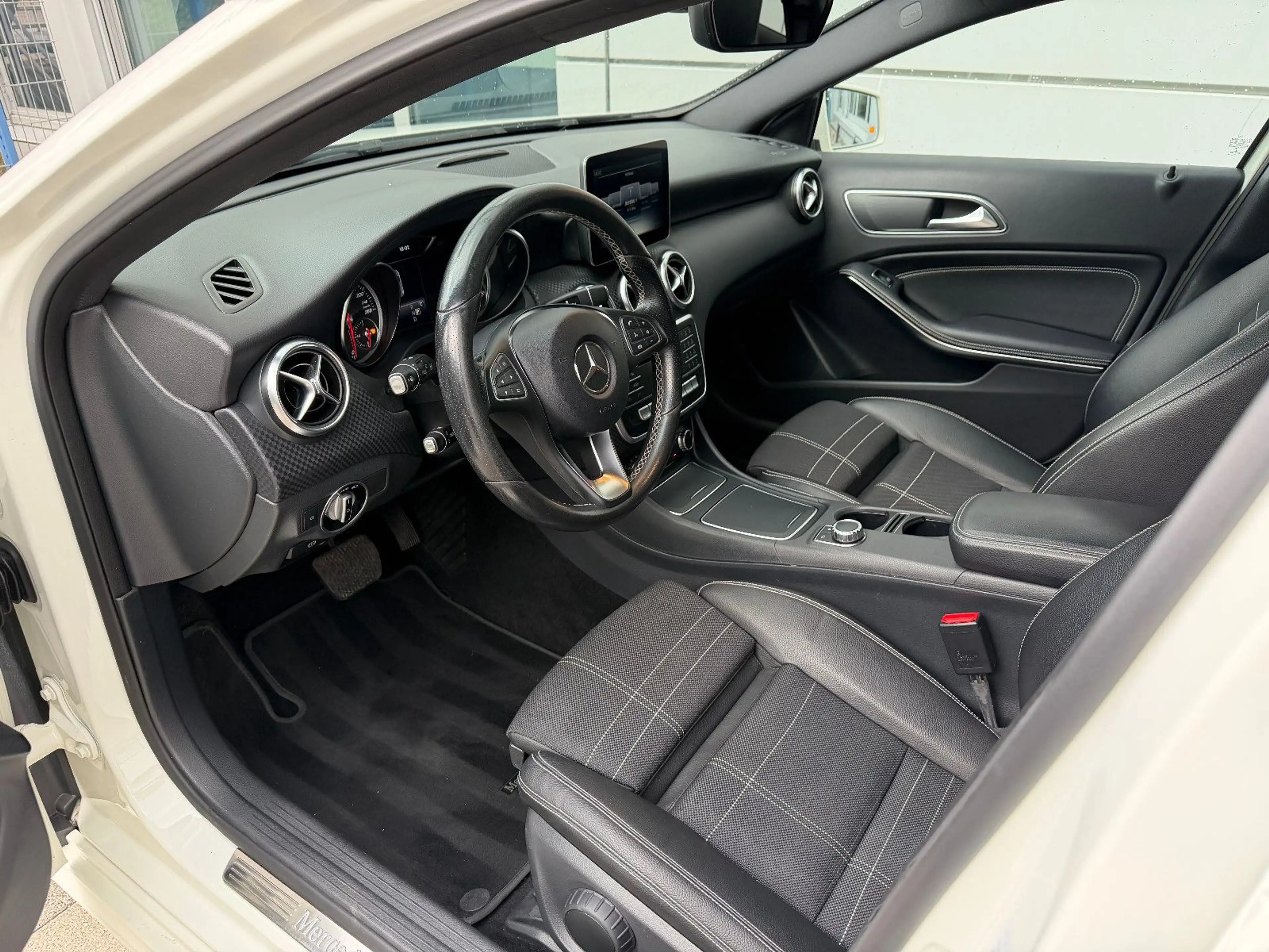 Mercedes-Benz A 220 4Matic Urban — photo 9