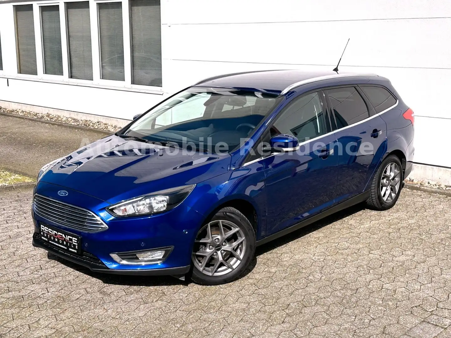 Ford Focus Turnier Titanium 1.5*NAVI*SHZ*PDC*MFL*TEMP Blau - 2