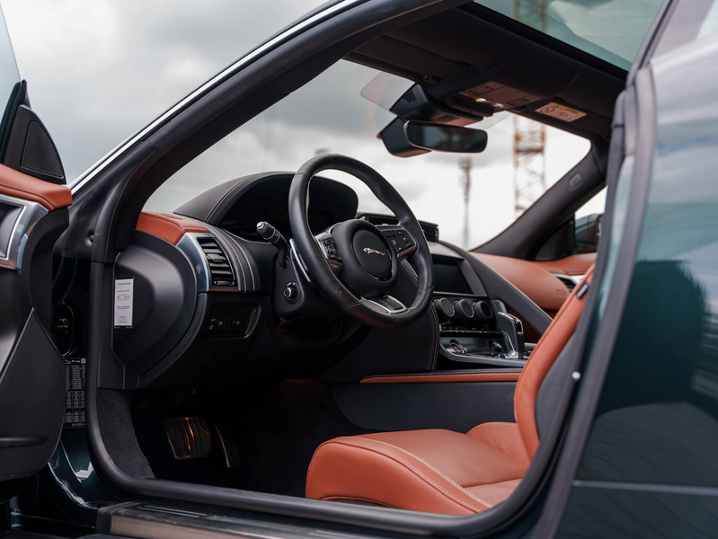 Jaguar F-Type Coupe 2.0 i4 P300 R-Dynamic - British Racing Green - Panodak - Siena Tan Leder - Meridian 600W - Camera - — photo 14