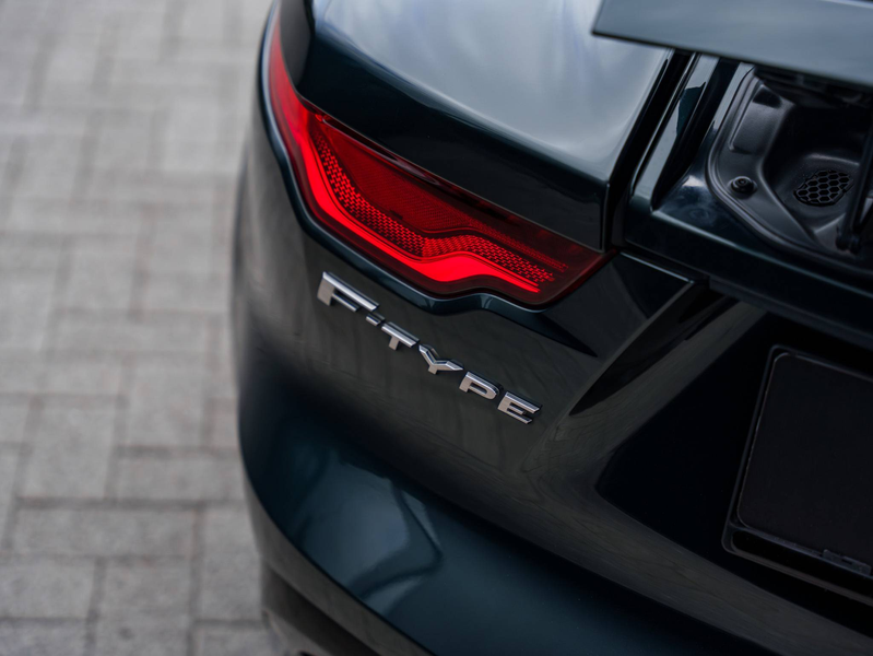 Jaguar F-Type Coupe 2.0 i4 P300 R-Dynamic - British Racing Green - Panodak - Siena Tan Leder - Meridian 600W - Camera - — photo 9